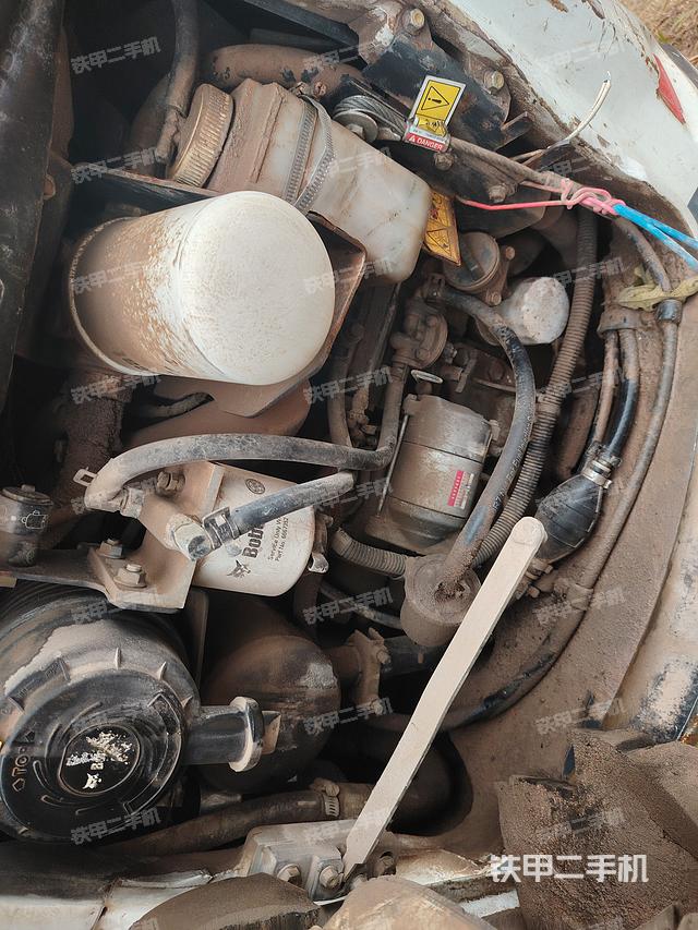 液压泵舱室正面整体（整机外观）