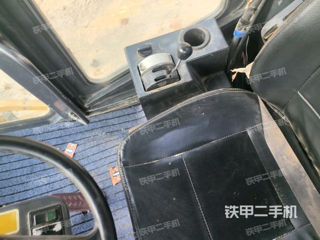 驾驶室内座椅、仪表操作手柄全景（压路机驾驶室）