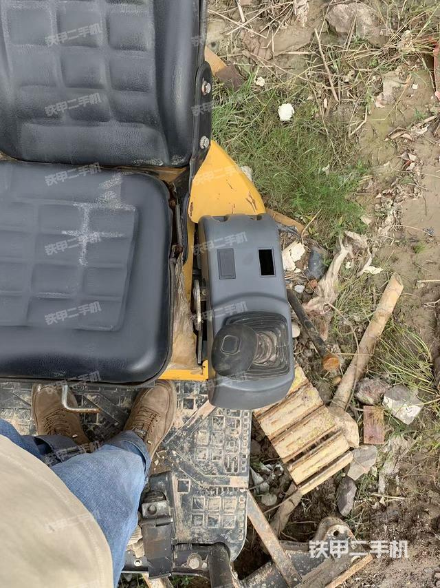 回轉(zhuǎn)馬達(dá)和主控閥（整機(jī)外觀）