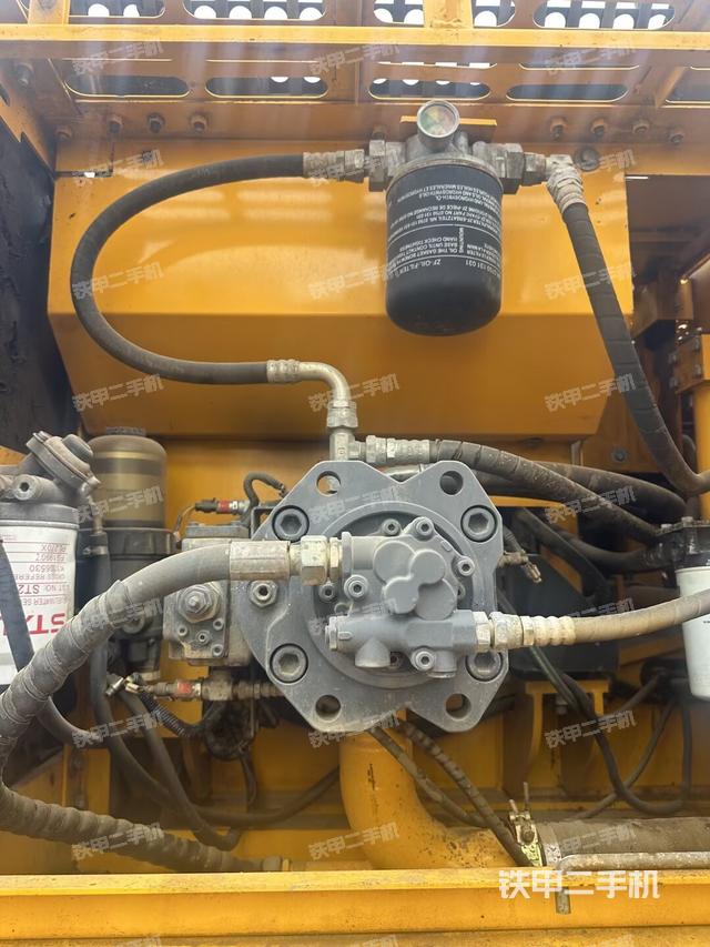 液压泵舱室正面整体（整机外观）