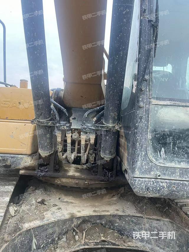 大臂油缸整体 竖拍（工作和回转装置）