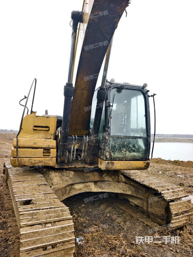 大臂油缸整体 竖拍（工作和回转装置）