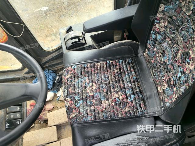 驾驶室内座椅、仪表操作手柄全景（压路机驾驶室）