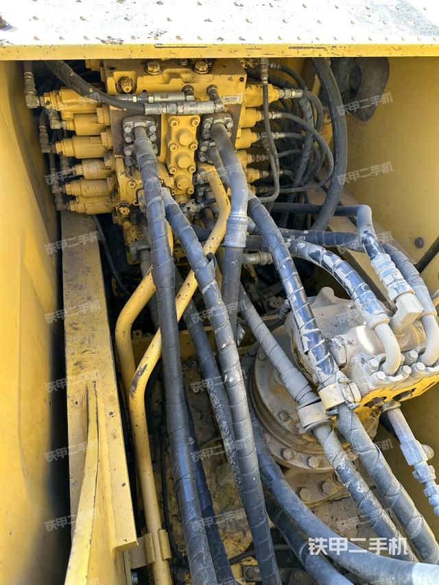 回转马达和主控阀（整机外观）