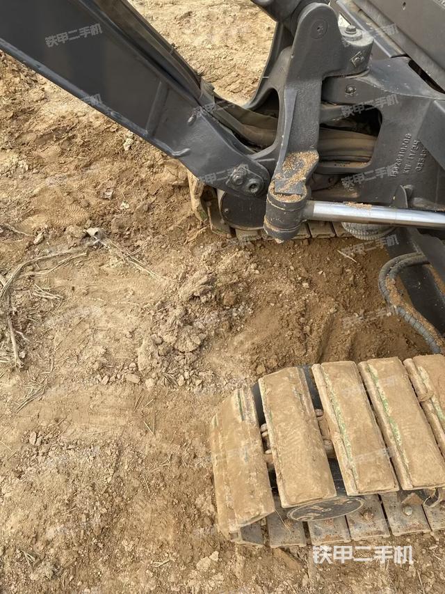 液压泵舱室正面整体（整机外观）