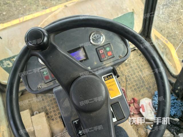 驾驶室顶蓬内（压路机驾驶室）