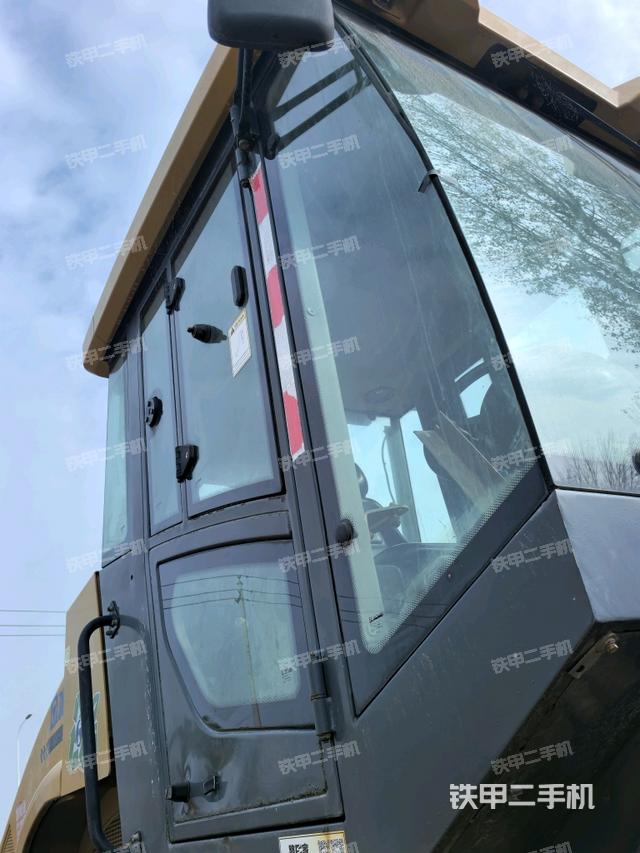 左侧正面照（压路机驾驶室）