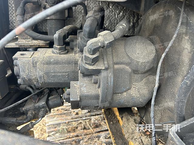 液压泵舱室正面整体（整机外观）