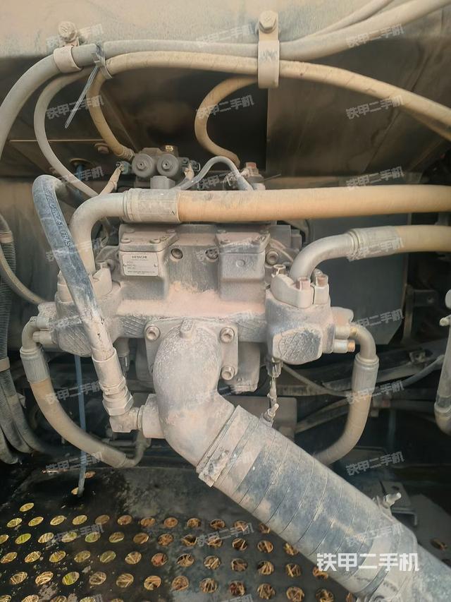 液压泵舱室正面整体（整机外观）