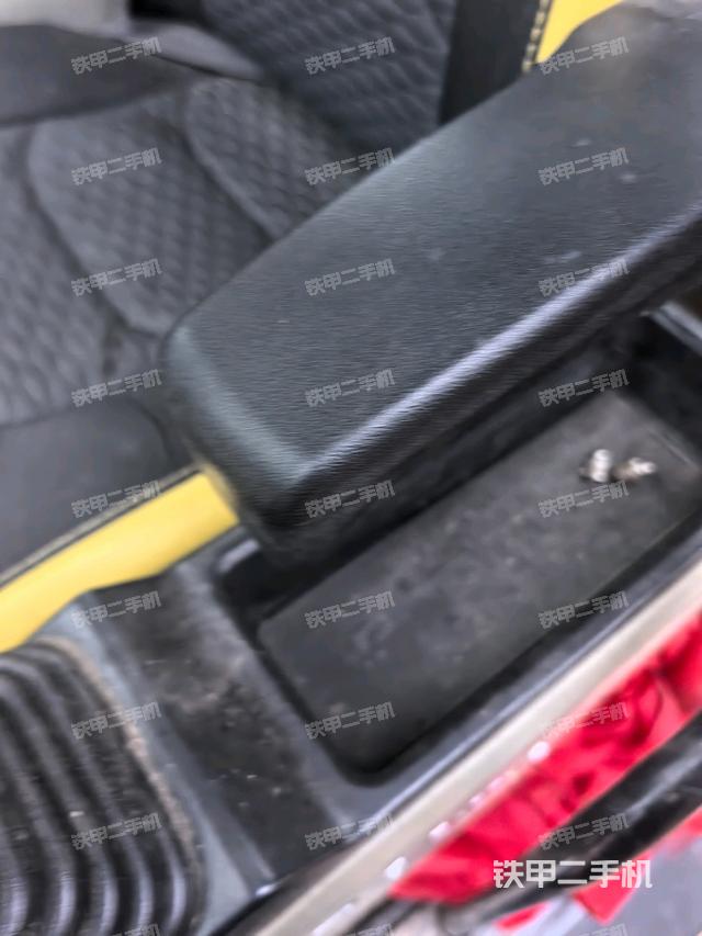 座椅右侧控制台/钥匙门/油门/含右手柄（驾驶室部分）