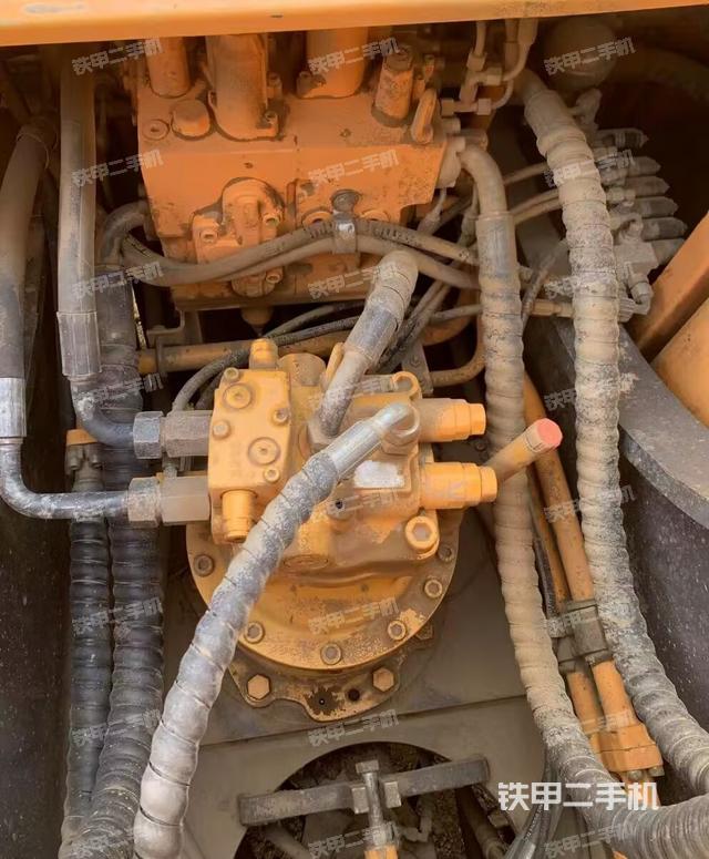 回转马达和主控阀（整机外观）