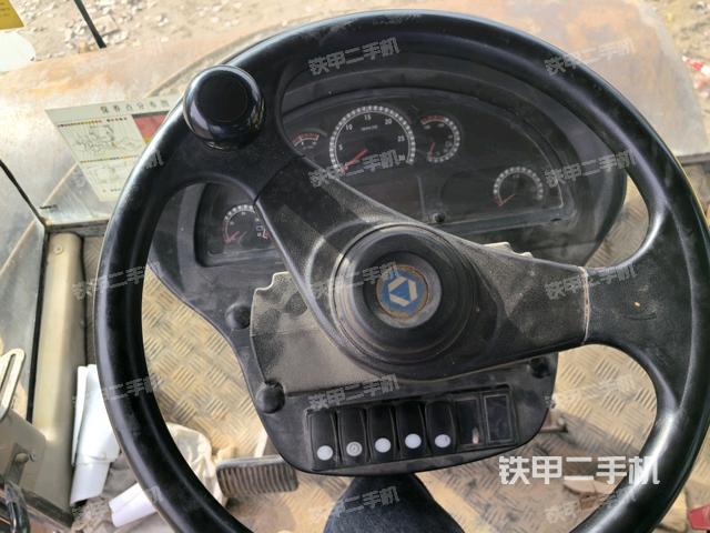 驾驶室内座椅、仪表操作手柄全景（压路机驾驶室）