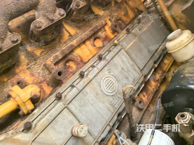 分动箱或变速箱（压路机发动机舱）