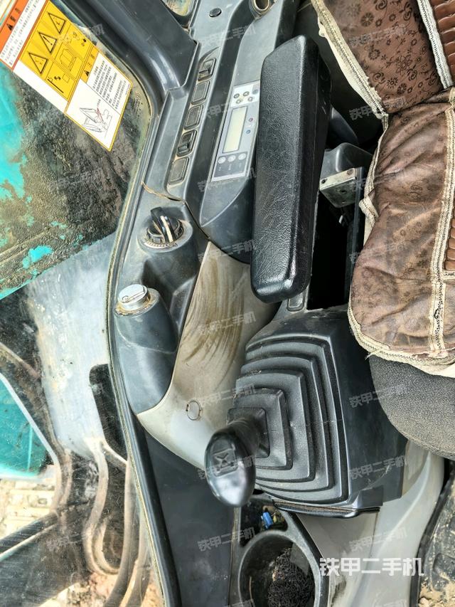 座椅右侧控制台/钥匙门/油门/含右手柄（驾驶室部分）