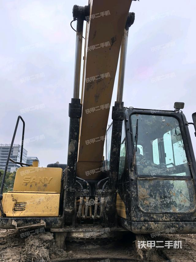 大臂油缸整体 竖拍（工作和回转装置）