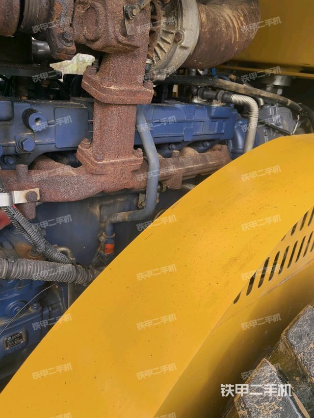 发动机上部全景（压路机发动机舱）