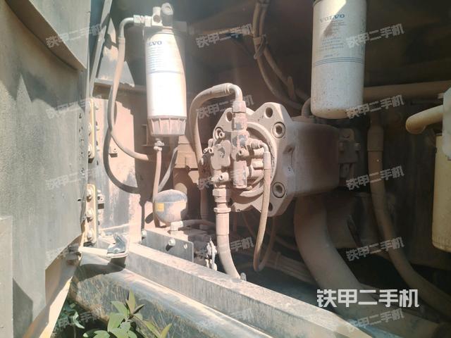 液压泵舱室正面整体（整机外观）