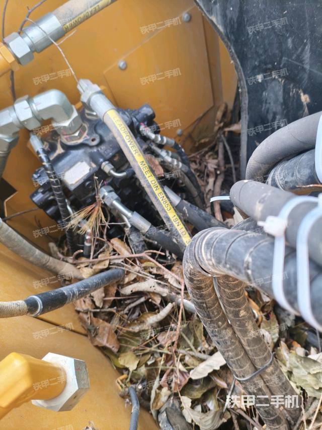 回转马达和主控阀（整机外观）