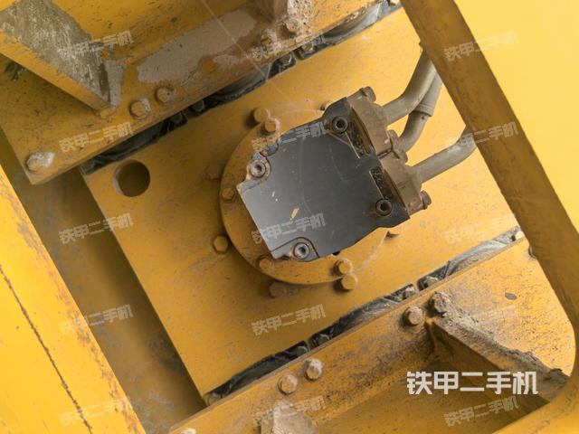 后轮左侧全景（压路机前后车架）