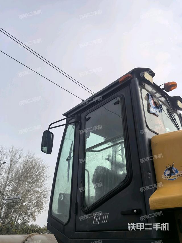 左侧正面照（压路机驾驶室）