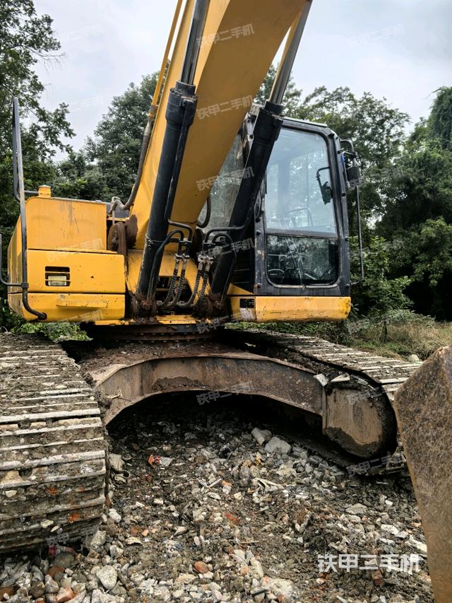 大臂油缸整体 竖拍（工作和回转装置）