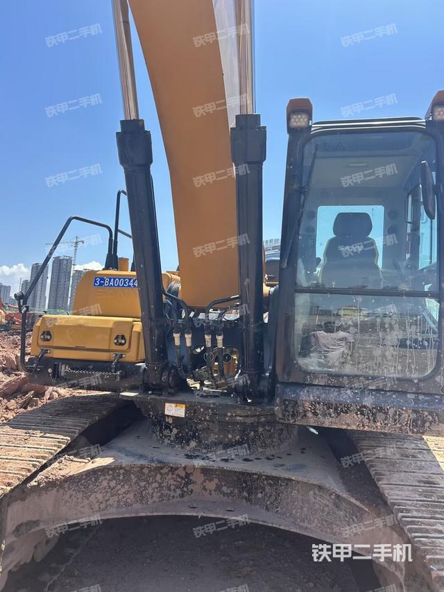 大臂油缸整体 竖拍（工作和回转装置）