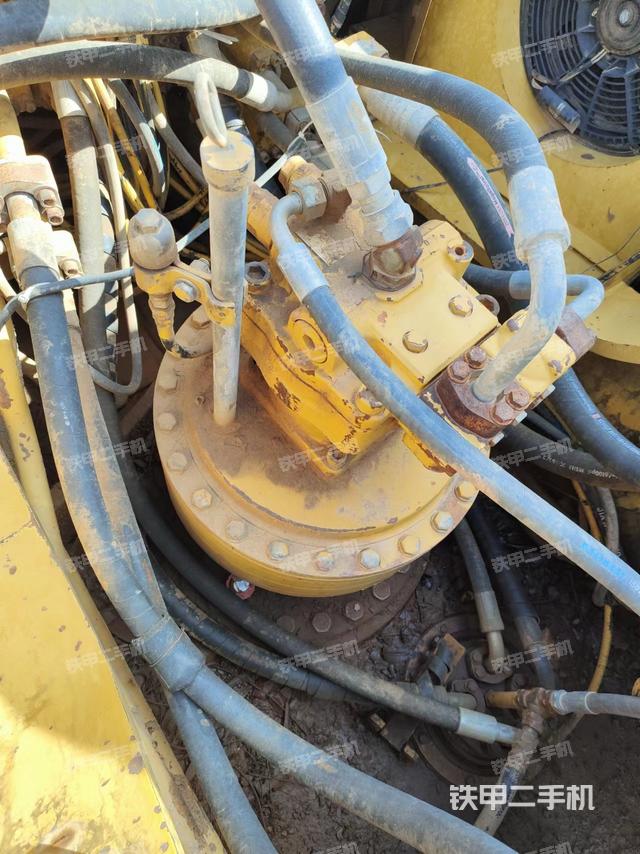 回转马达和主控阀（整机外观）