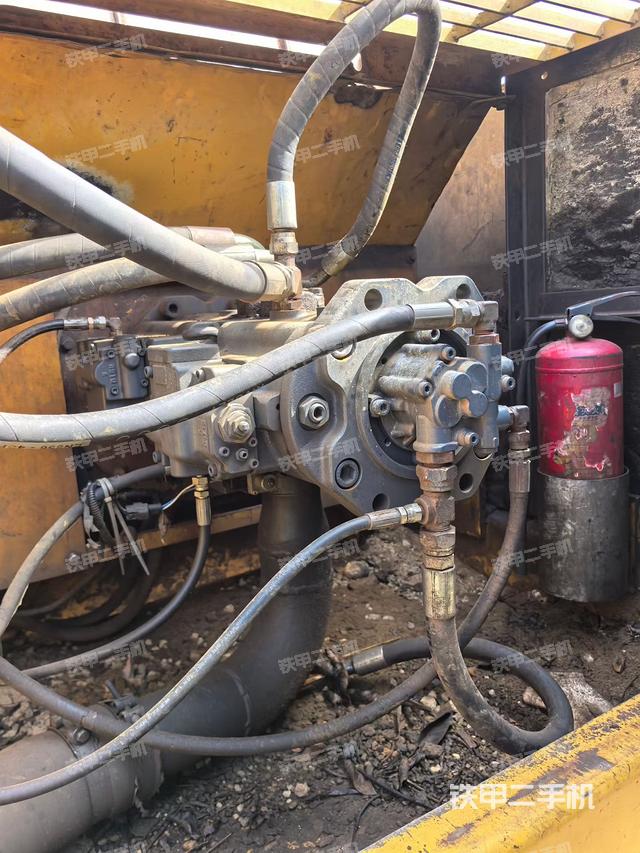 液压泵舱室正面整体（整机外观）