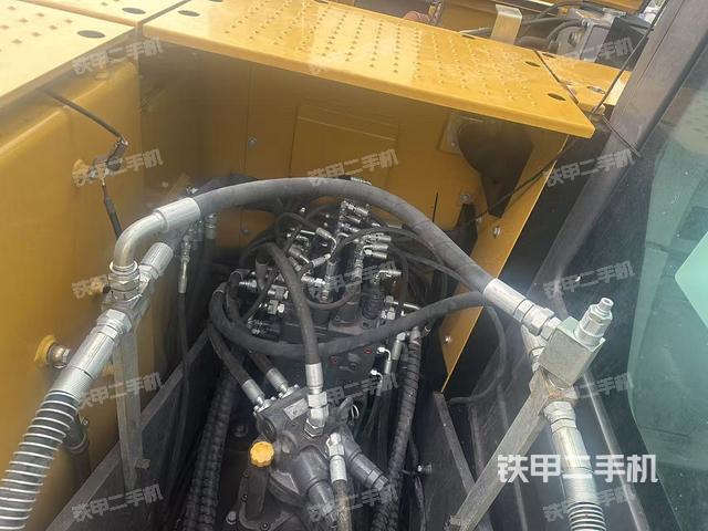 回转马达和主控阀（整机外观）