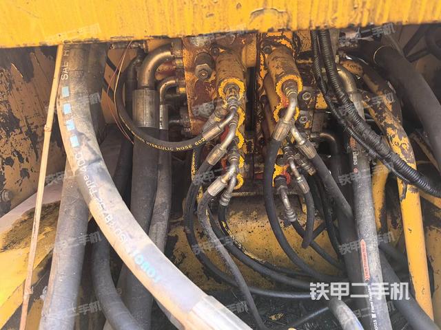 回转马达和主控阀（整机外观）