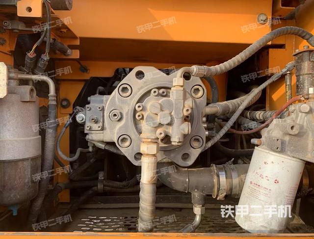 液压泵舱室正面整体（整机外观）