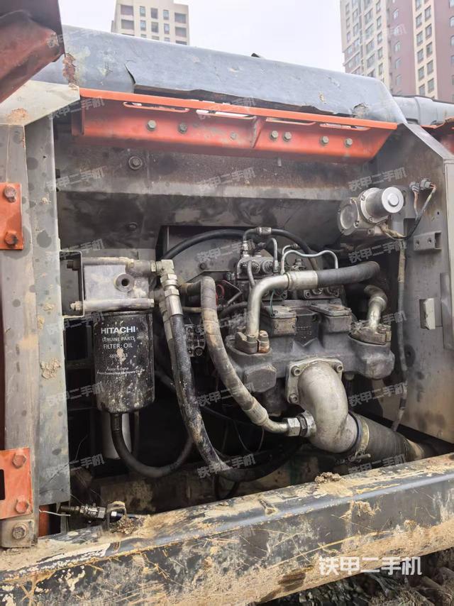 液压泵舱室正面整体（整机外观）