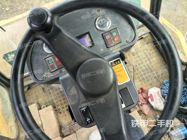 驾驶室侧向上照全景（压路机驾驶室）