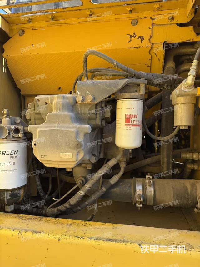 液壓泵艙室正面整體（整機外觀）