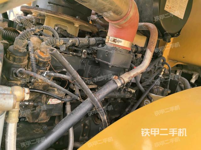 发动机上部全景（压路机发动机舱）