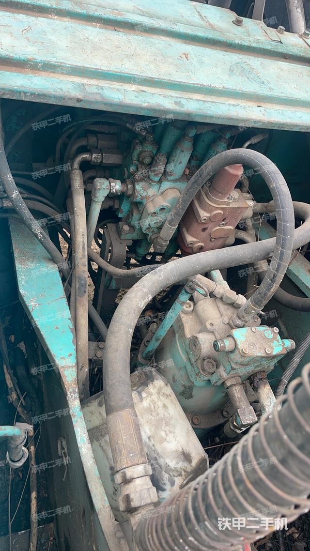 回轉(zhuǎn)馬達(dá)和主控閥（整機(jī)外觀）