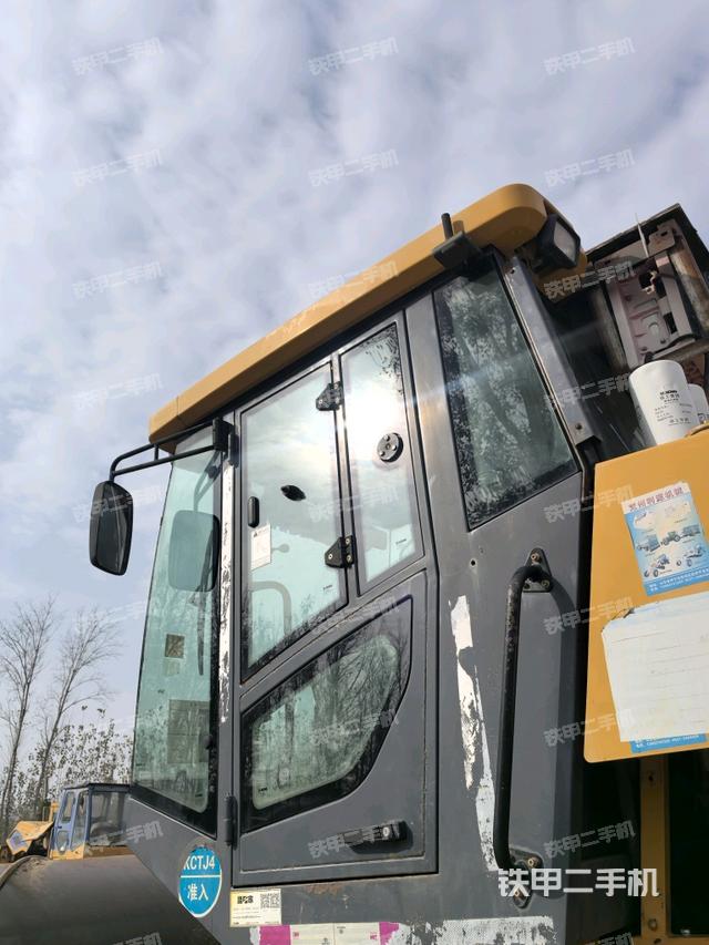 右侧正面照（压路机驾驶室）