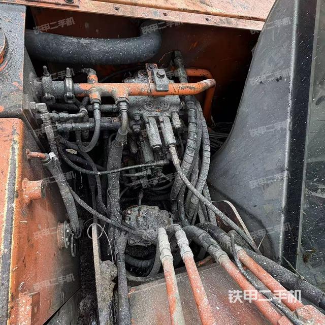 回转马达和主控阀（整机外观）