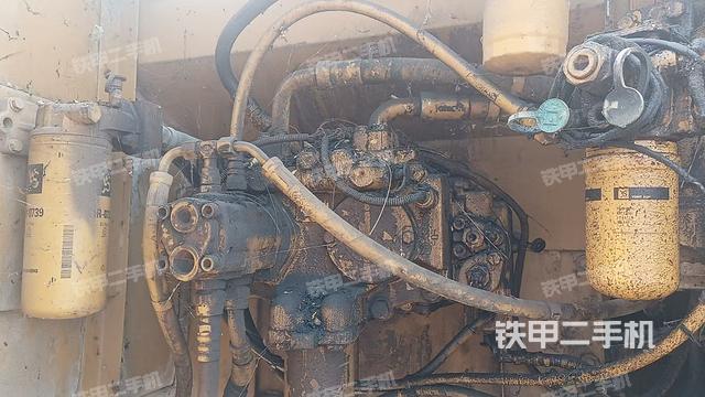 液压泵舱室正面整体（整机外观）