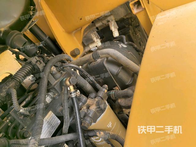 发动机舱液压泵全景（压路机发动机舱）