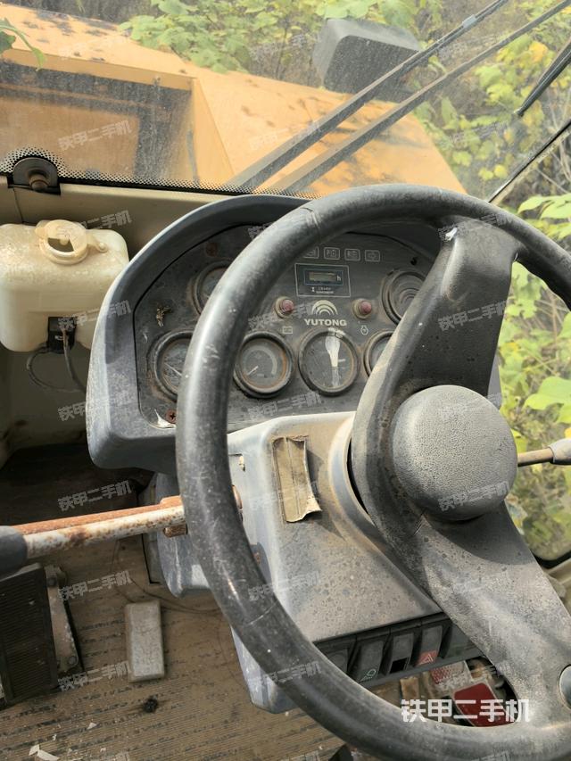 驾驶室顶蓬内（压路机驾驶室）