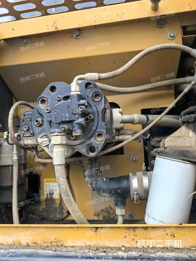 液压泵舱室正面整体（整机外观）