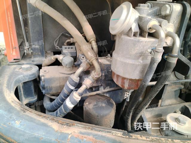 液压泵舱室正面整体（整机外观）