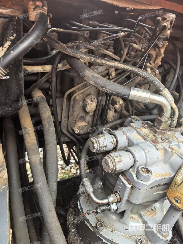 回转马达和主控阀（整机外观）