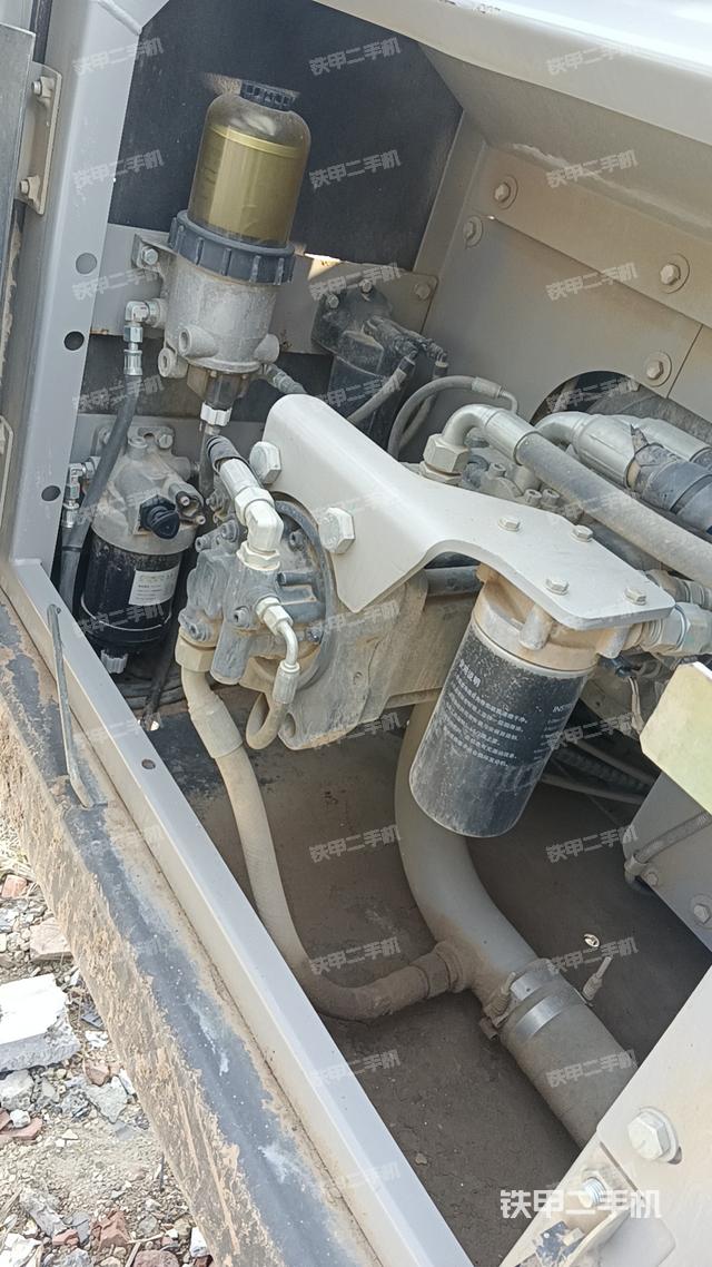 液壓泵艙室正面整體（整機外觀）