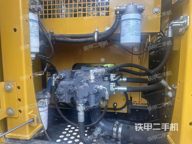 液压泵舱室正面整体（整机外观）