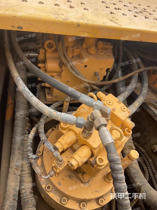 回转马达和主控阀（整机外观）