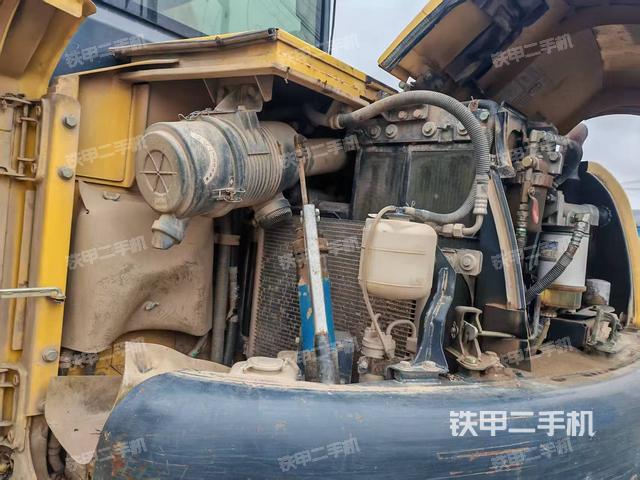 液压泵舱室正面整体（整机外观）