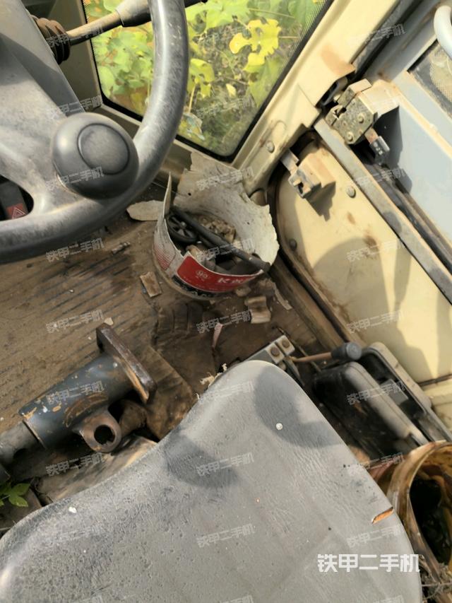 操作台全景（压路机驾驶室）