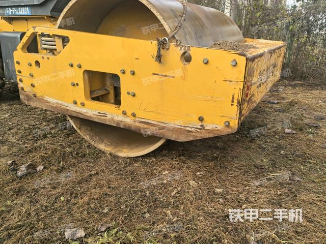 前车架正右侧（压路机前后车架）